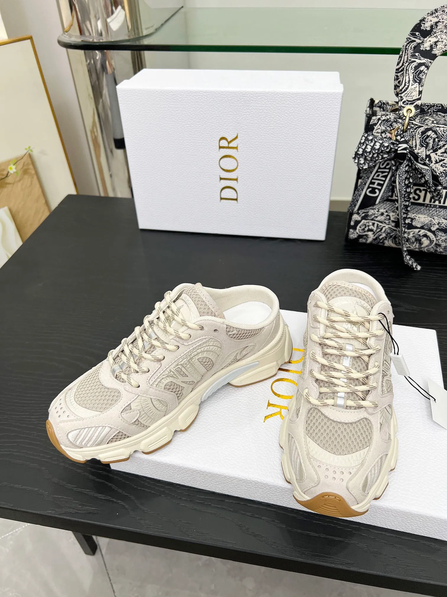 p560🐮🐮This Dior Chrono sports half slipper reinterprets running shoes with Dior's haute couture style. Gray mesh fabric is paired with tonal suede calfskin panels, the CD logo on the side, the star patch on the tongue and the Dior logo on the heel, all in classic fine detail. Featuring two-tone laces and a lightweight sole with star graphics, they can be worn year-round. Size: Women’s size 35-41 (35/42 can be customized) Men’s size 40-46 (men’s version is being printed) Color: 12 colors available